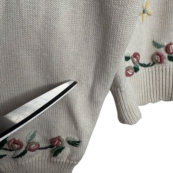 VTG Petite Sophisticate Grandmacore Cottagecore 3D‎ Floral Embroidered Cardigan - Picture 9 of 13